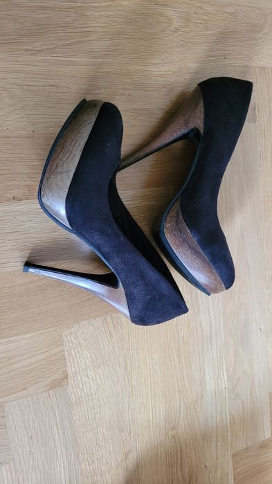 Czarne, zamszowe szpilki.