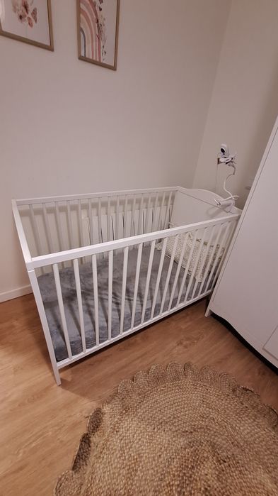 Berço de criança com colchão Ikea