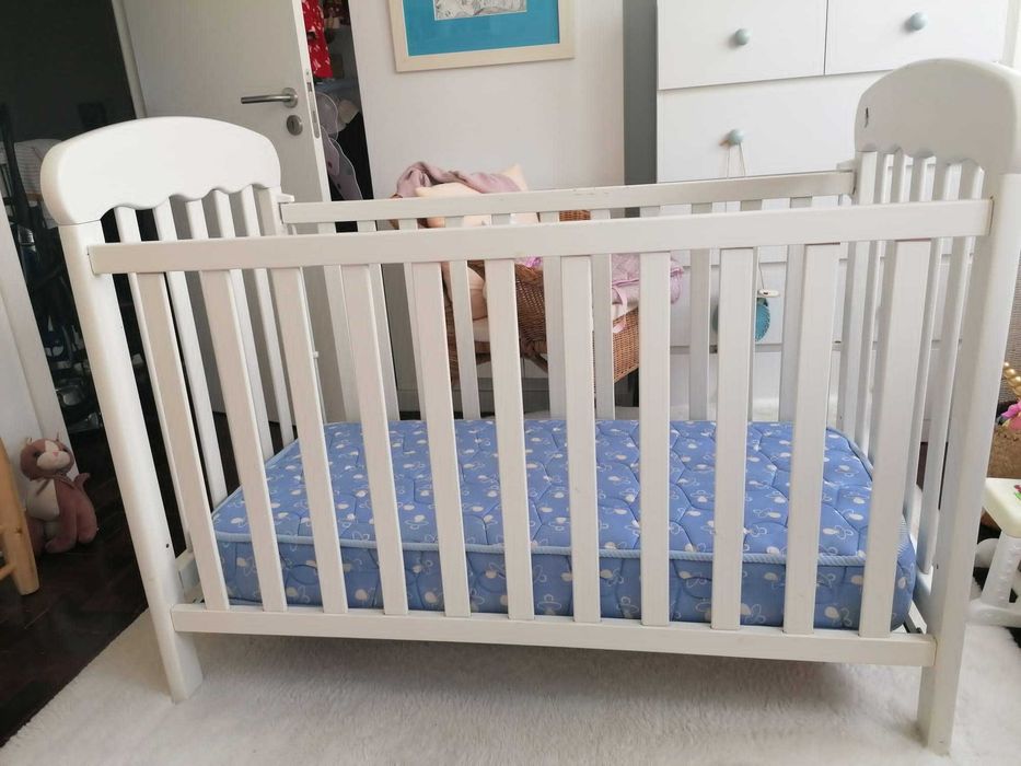 Berço/Cama de grades, com colchão de molas incluído.