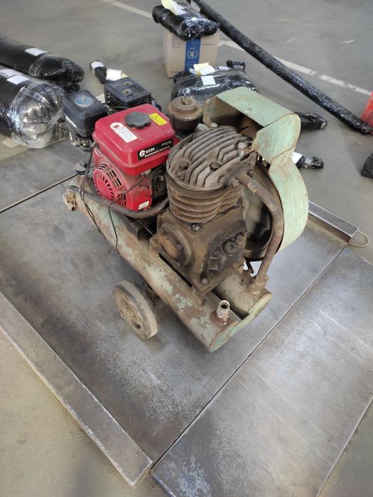 Продам бензиновый компрессор со-7б