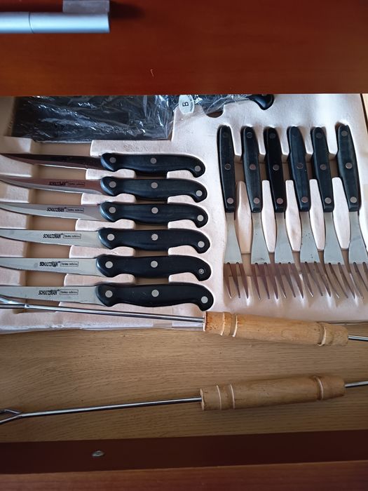 Faqueiro e utensílios para churrasco