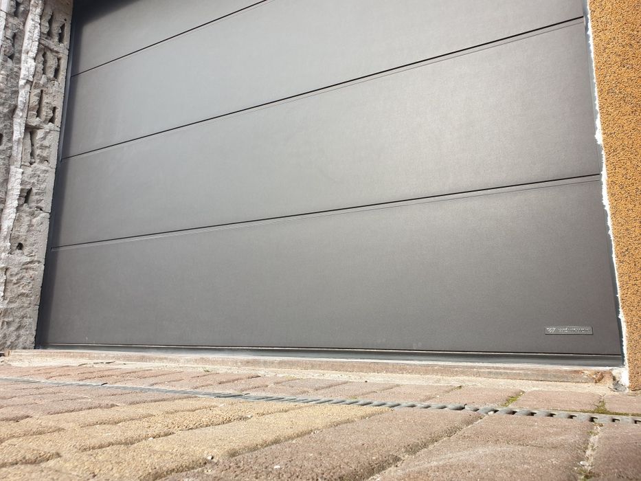 Bramy segmentowe z  MONTAŻEM