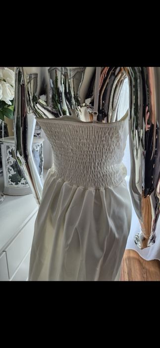 Sukienka midi na ramiączkach