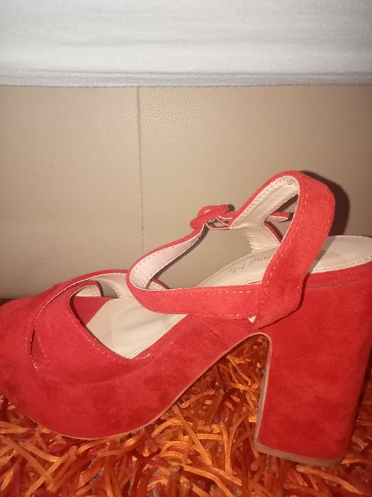 Sapatos vermelhos em bom estado.