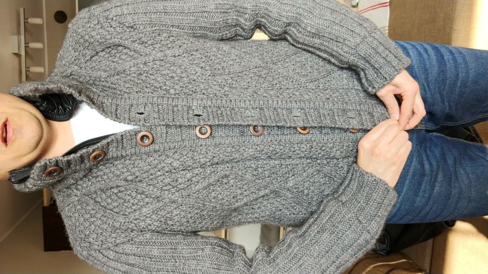 Sweter zapinany z zamkiem i guzikami