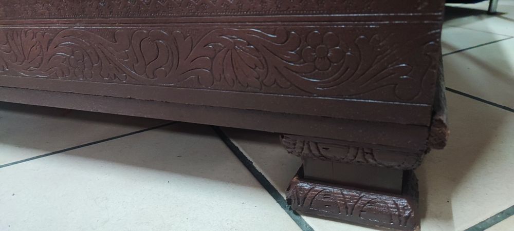 Arca de madeira com relevos