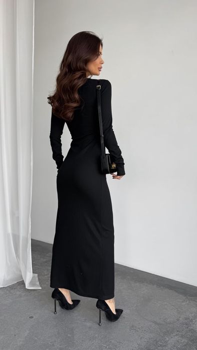 Чорна базова сукня максі