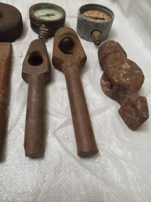 Зубило, пробойники, резец, точильный круг.