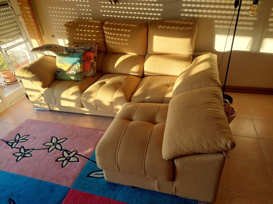 Sofá amarelo com chaise longue