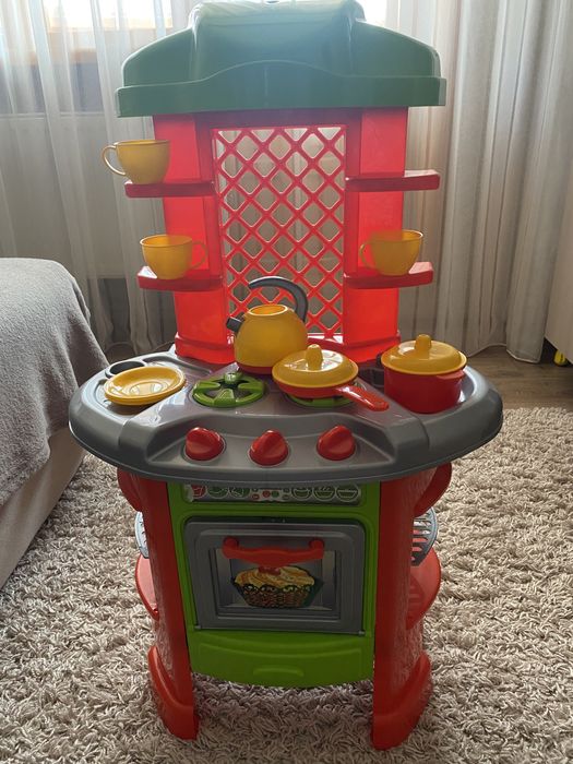 Детская кухня с посудкой