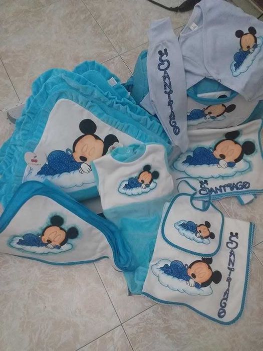 Artigos de bebé pintados a mão
