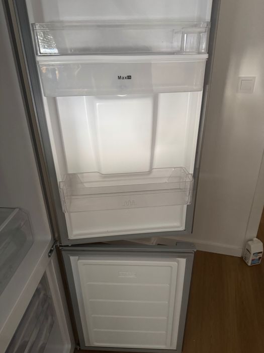 Frigorífico Kunft com dispensador de água