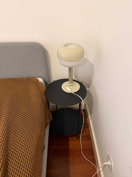 Cama Ikea Cinzenta 140x200 + Colchão + Mesas de cabeceira e cadeeiros