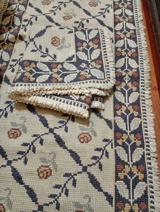 Tapetes de Arraiolos verdadeiros feitos á mão, dois tapetes de quarto