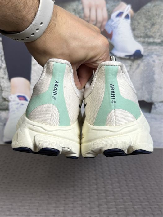 Hoka Arahi 8 кроссовки 42 размер беговые бежевые