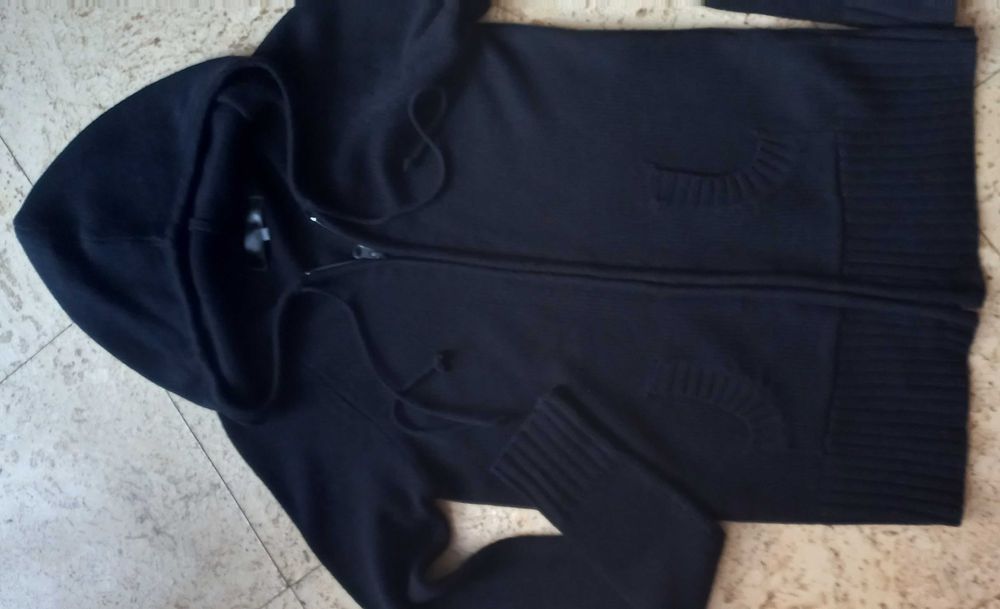 Boho Chic czarny sweter z kapturem zapinany na zamek