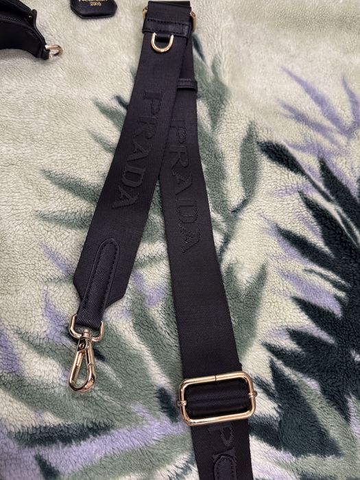 Чорна сумка Prada Re-Edition 2005