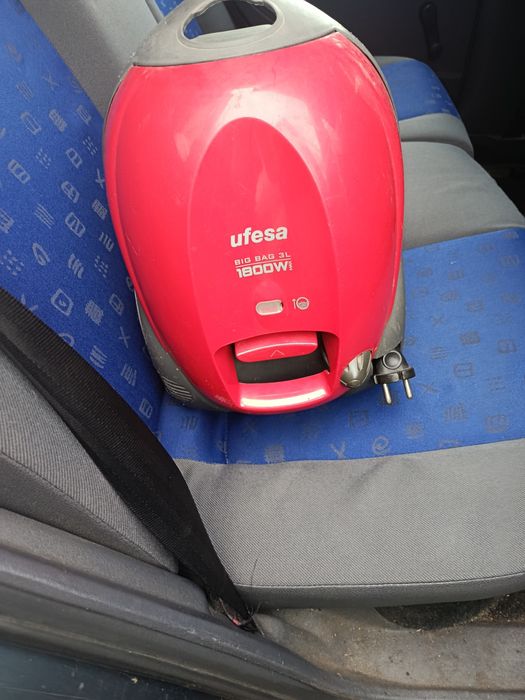 Aspirador Ufesa com fio