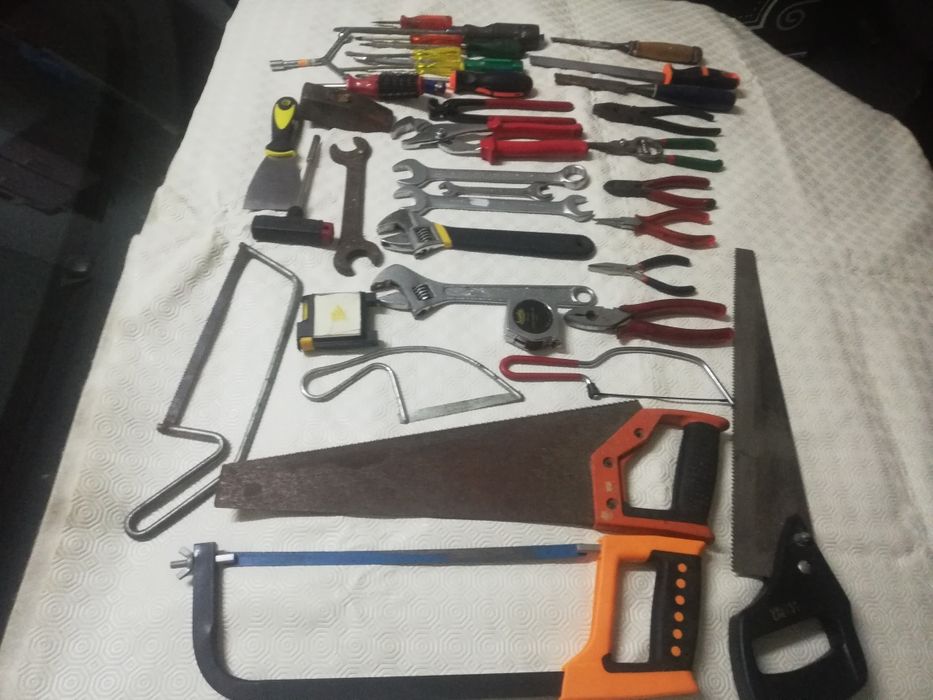 Lote de ferramentas,desde chaves inglesas, de parafusos, serrotes,