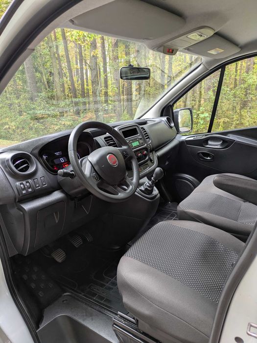 Wypożycz wynajem busa Fiat Talento 9-osób - Trafic Vivaro