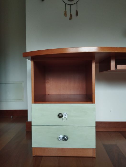 Secretária de madeira com banco