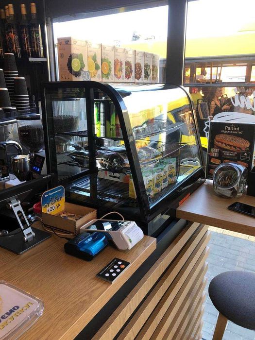 Продам холодильну вітрину Reednee RTW100B | для кафе/магазину | б/у