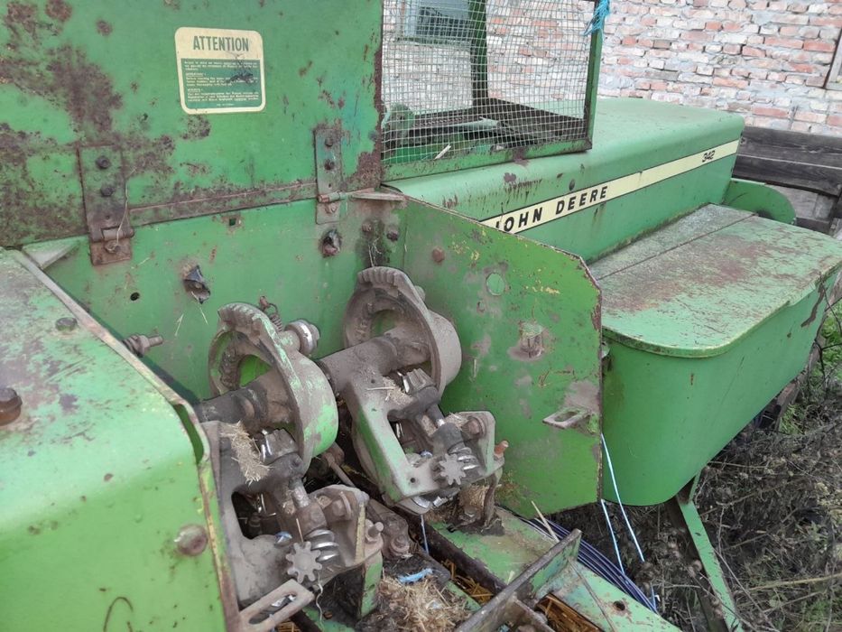 Прес підбирач John Deere