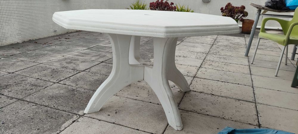 Mesa e cadeira de jardim