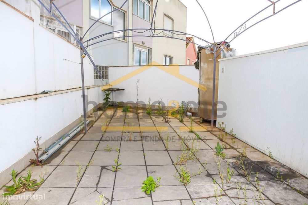 Loja com terraço e lugar de garagem