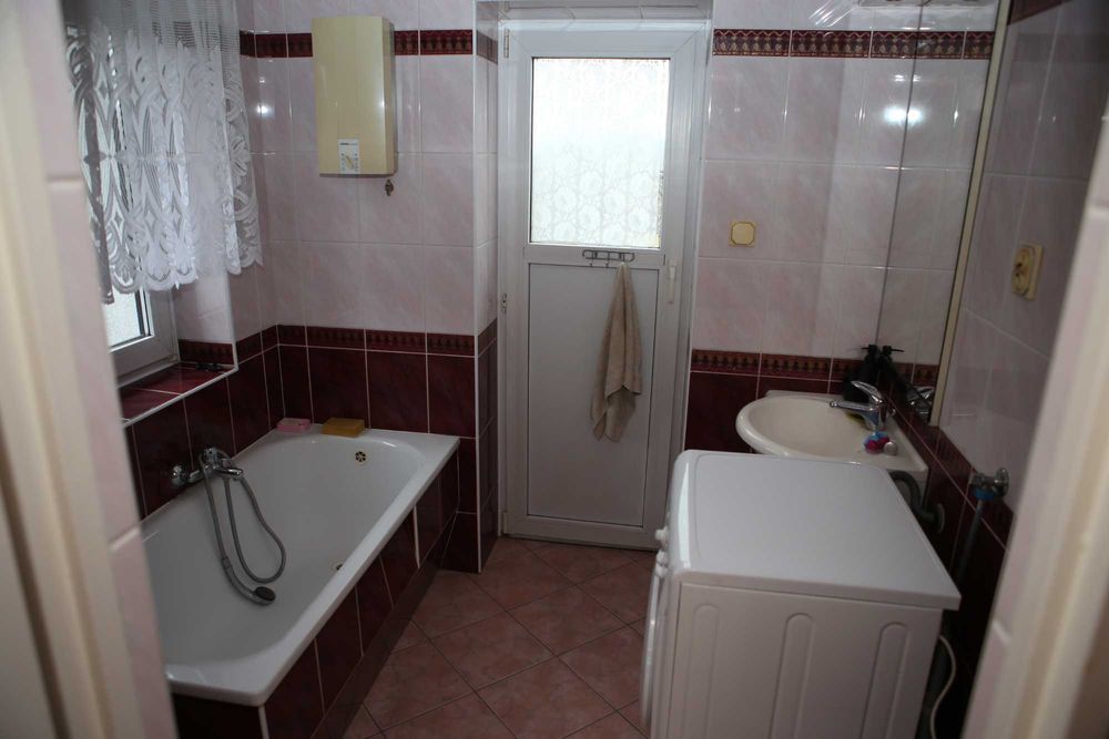 Połowa domu + garaż, ogródek  i dodatkowe mieszkanie