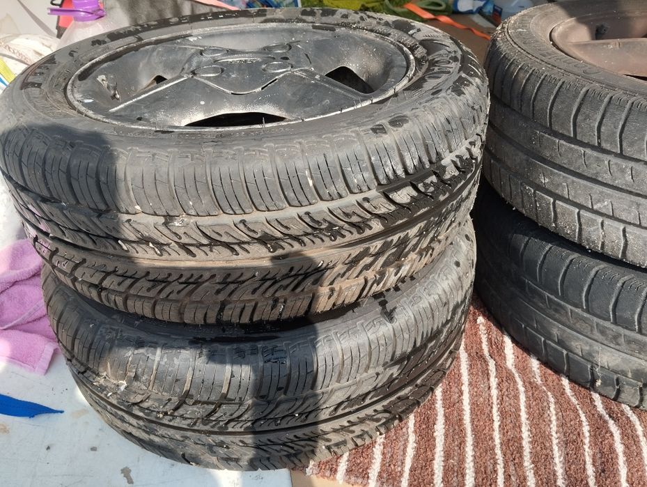 2 pneus com rasto novo 185/55 R14 80H + 2 usados + 4 jantes 14" (5.5Jx14) de Ford Fiesta Mk4
