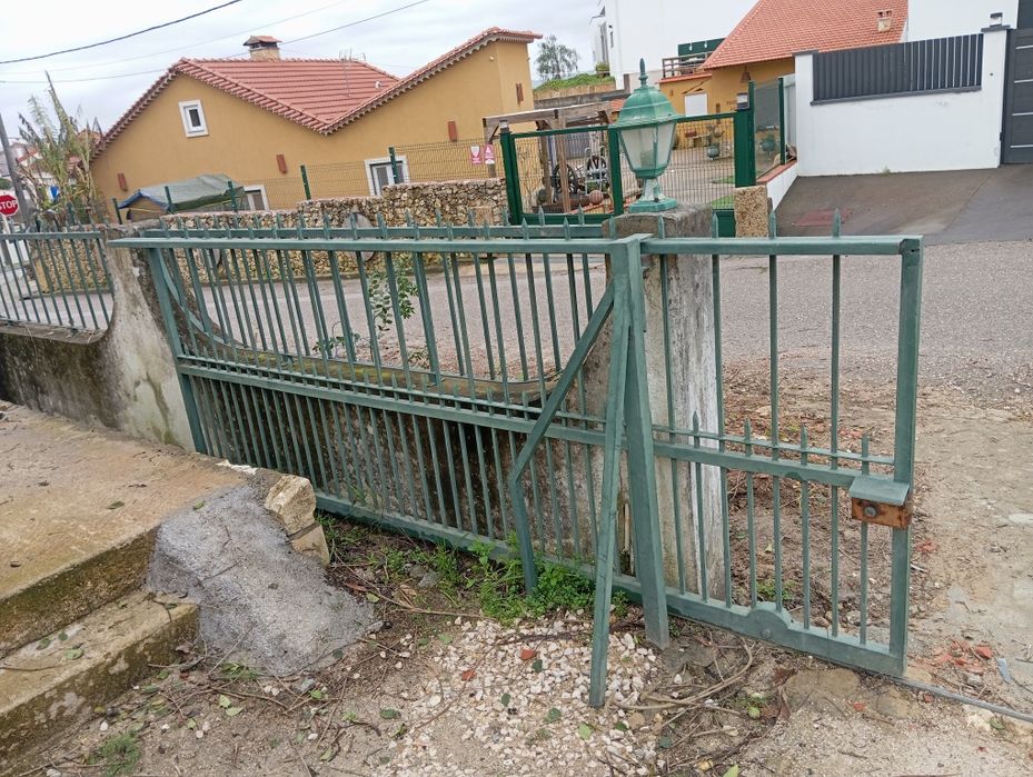 Portão e gradeamento de muro