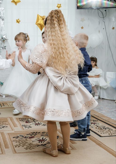 Продам святкове плаття для дівчинки