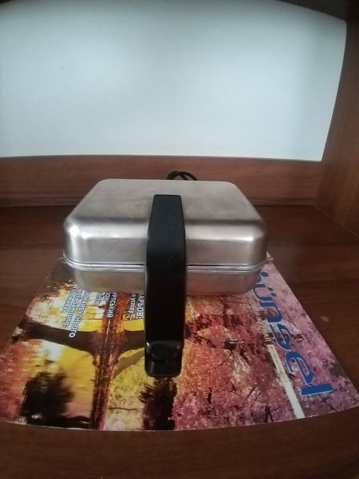 Електровафельниця   литва  горішниця