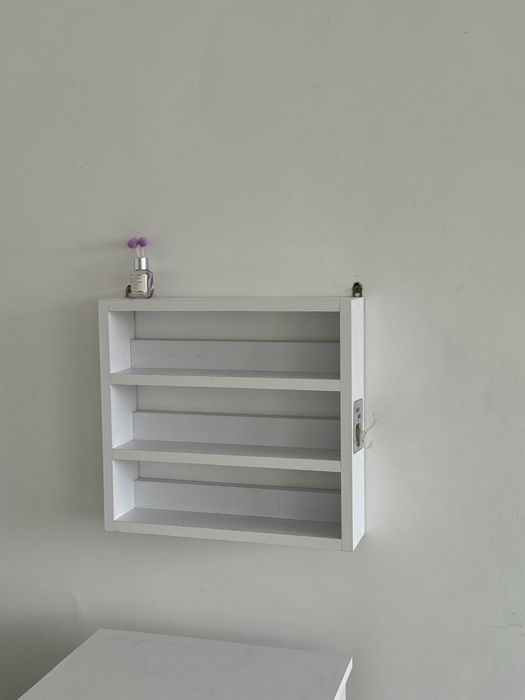 Манікюрний стіл та поличка для лаків