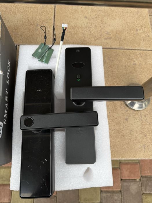 Розумний дверний замок з відбитком пальця