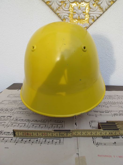 Capacete Bombeiros ou Proteção Civil Suíça - Antigo