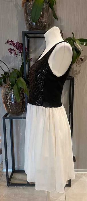 Czarno- biała sukienka z cekinami oraz dekoltem na plecach Sylwester