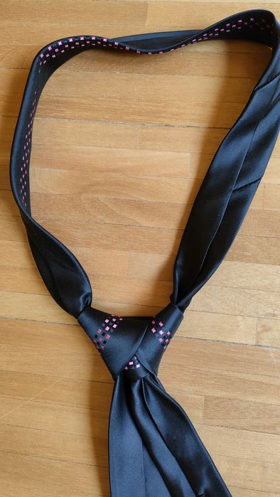 Czarny krawat jedwab hand made + różowa poszetka
