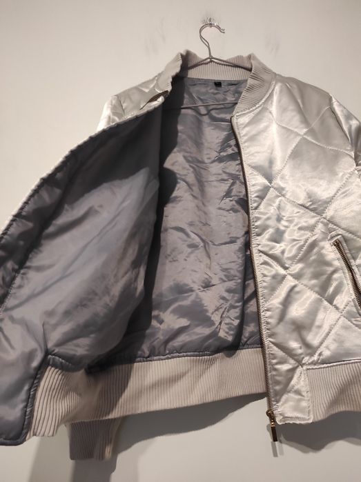 Srebrna kurtka bomberka z suwakami