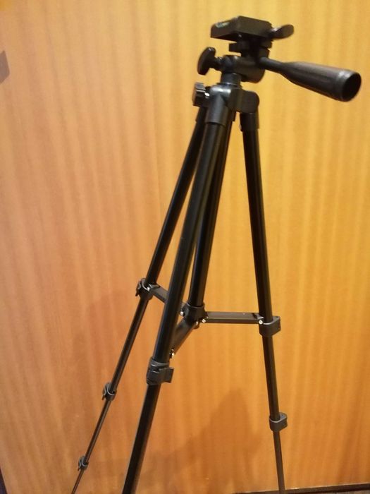 Tripé Novo - Fotografia e Vídeo (embalado em saco e com caixa)