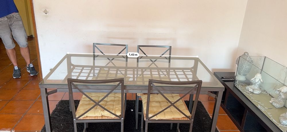 Mesa de jantar em vidro+ 4 cadeiras