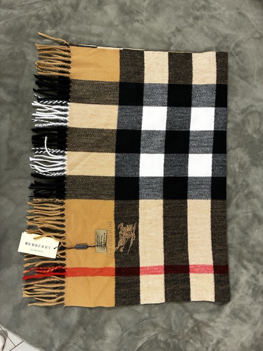 Cachecol Burberry com caixa