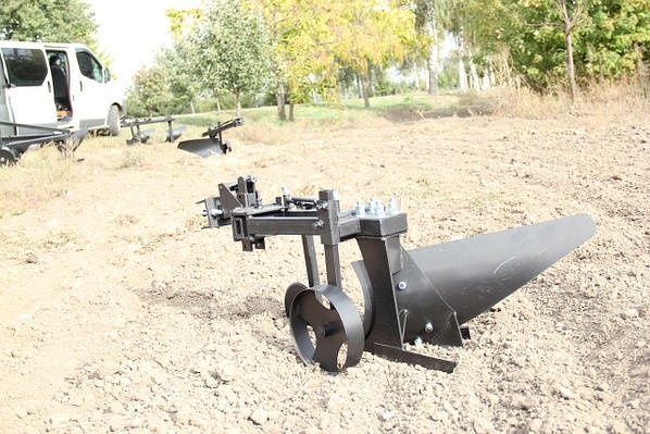 Плуг до мототрактора з гідравлікою