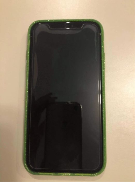 Nowe etui Bershka na iPhone 11 – zielone z brokatem