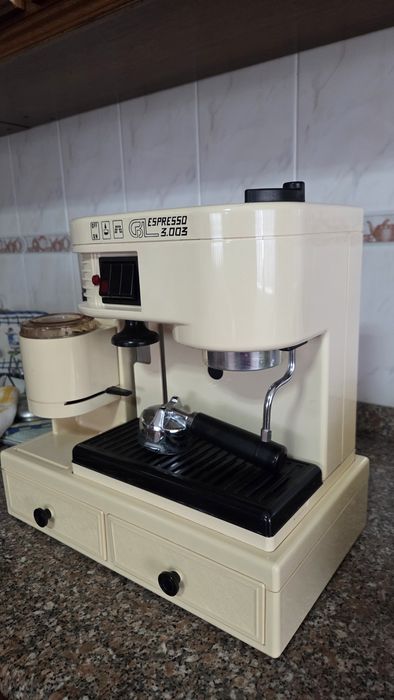 Máquina de café Vintage Briel com moinho integrado