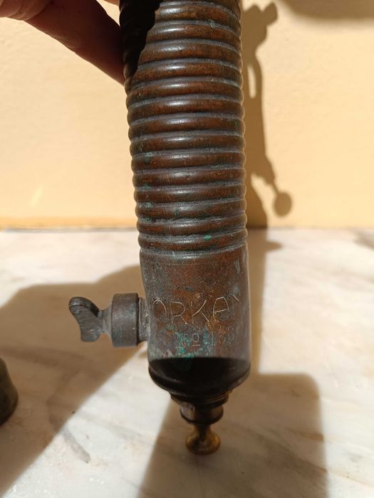 Ferro de soldar a petróleo e berbequim antigos