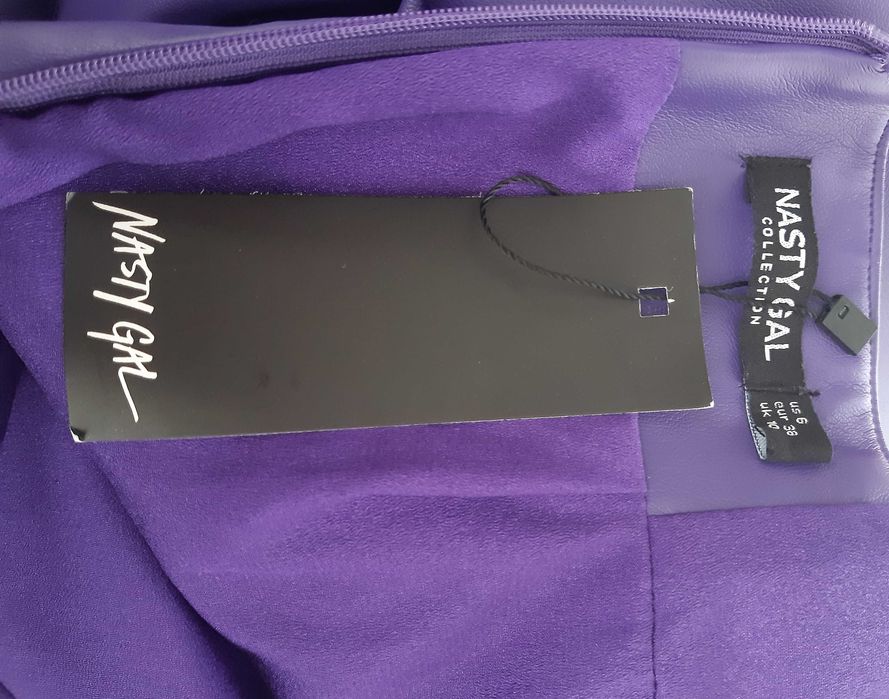 Мини платье фиолетовое экокожа длинные рукава вырез спинка nasty gal