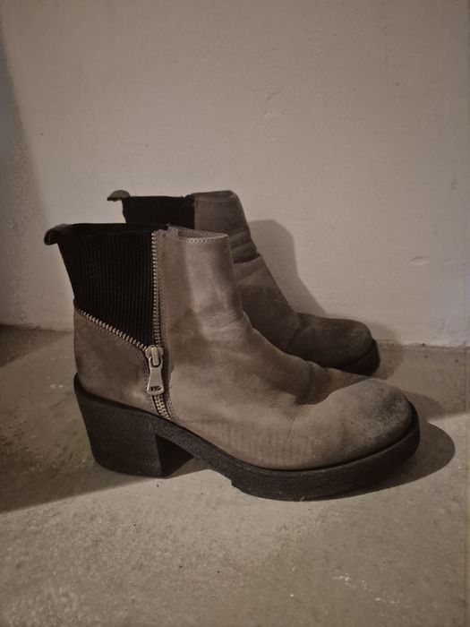 Szare zamszowe buty na 5 cm obcasie