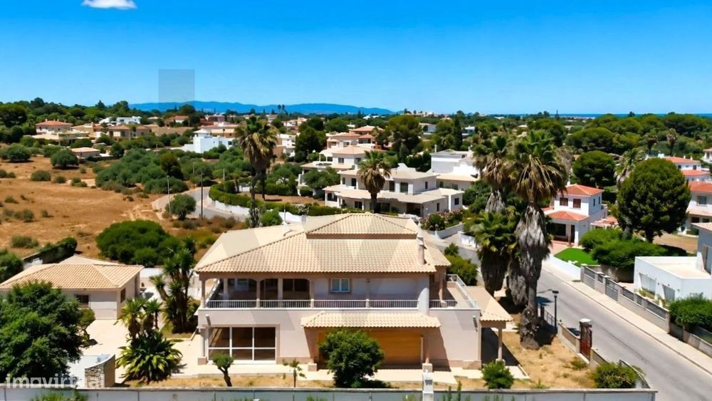 **Moradia T3 com Piscina e Garagem em Porches, Lagoa – Lote de 1.008 m